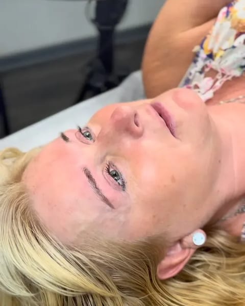 Blond klientka po microbladingu