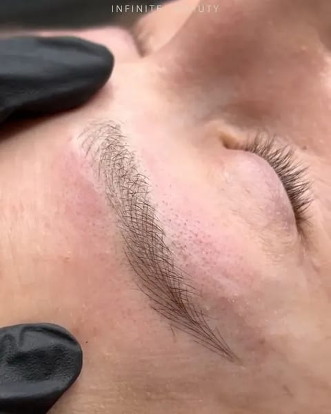 Microblading během procedury